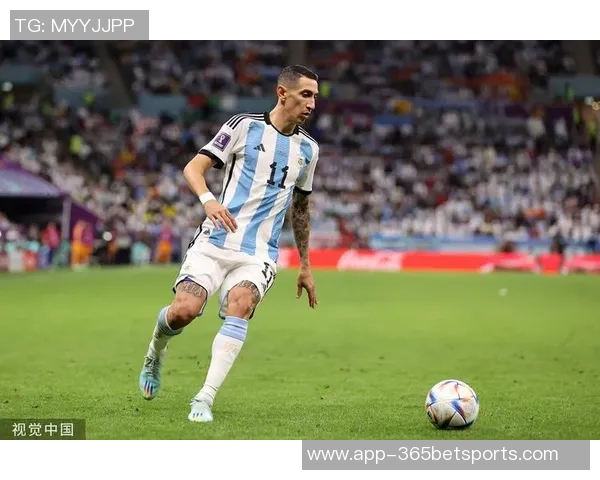 阿根廷足协主席与梅西德保罗重聚合影分享喜悦时刻 阿根廷足协主席与梅西德保罗重聚合影分享喜悦时刻