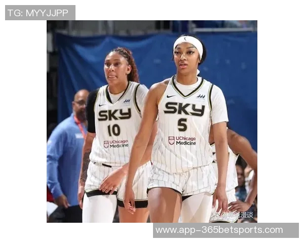 WNBA球星里斯携维密内衣展现完美身材引发时尚热潮 WNBA球星里斯携维密内衣展现完美身材引发时尚热潮