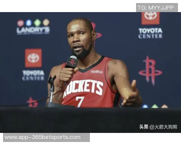 杜兰特称赞谢泼德训练营表现称其侵略性提升球队整体水平 杜兰特称赞谢泼德训练营表现称其侵略性提升球队整体水平