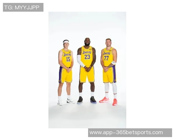 慈世平分享湖人亲子活动瞬间感谢东契奇詹姆斯与孙女合影留念