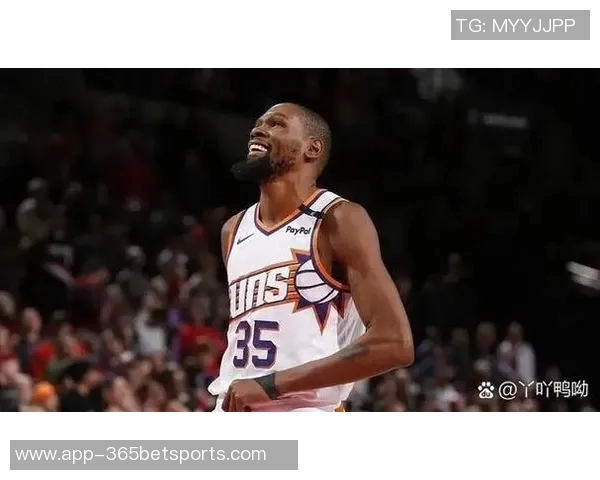 布克半场展现得分能力9投4中贡献14分2板5助表现抢眼 布克半场展现得分能力9投4中贡献14分2板5助表现抢眼